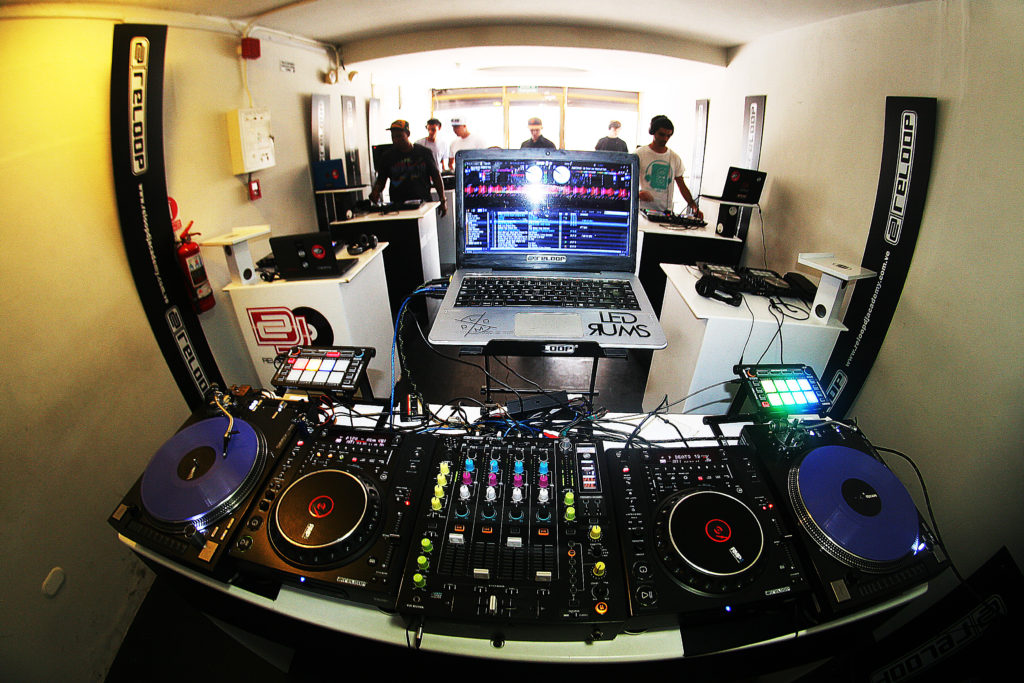 Visitando las instalaciones de Reloop Dj Academy Tusdj Latinoamérica
