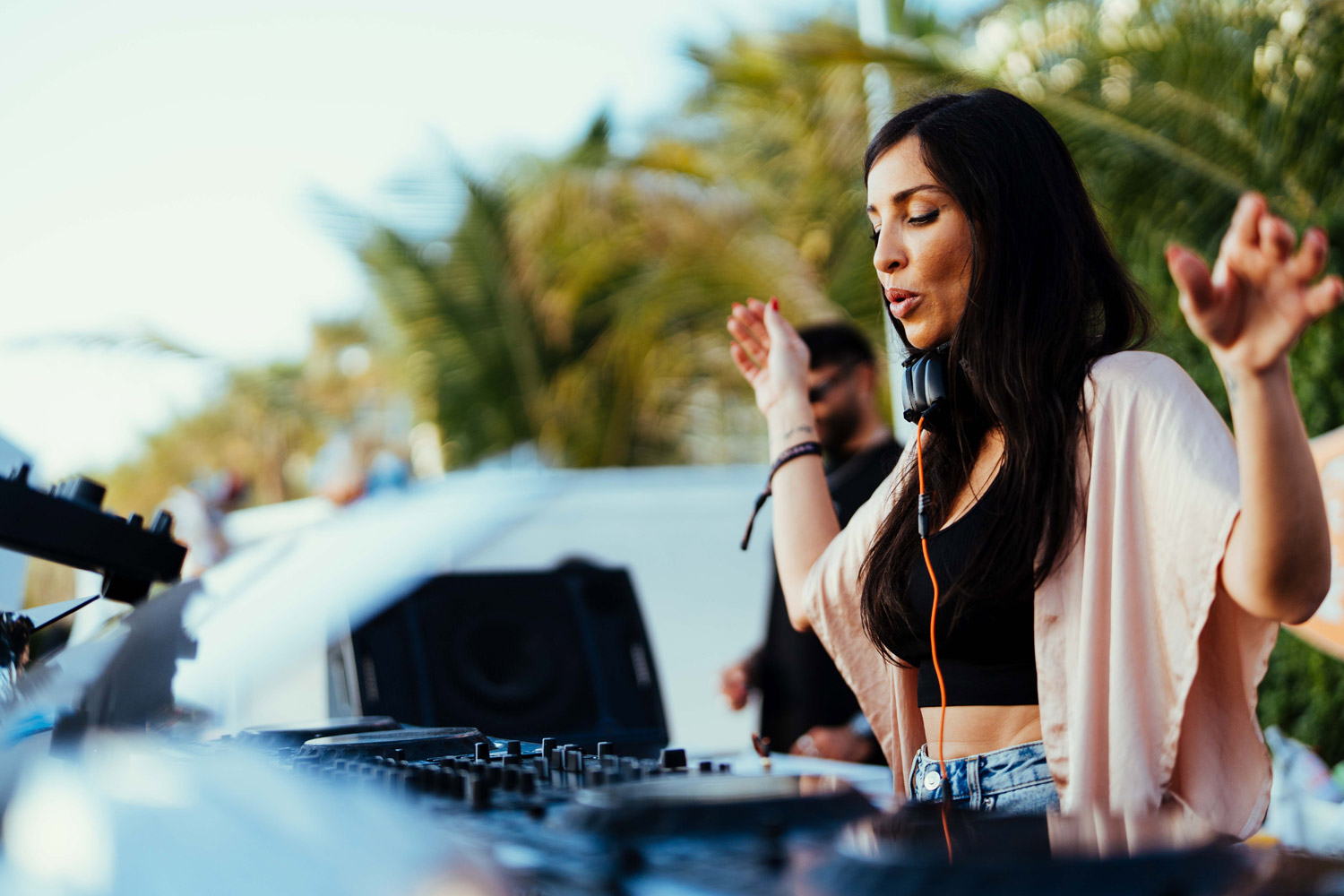 B Jones transforma su proceso personal en “Stronger”, su nuevo lanzamiento en Black Hole