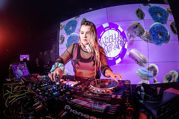 Isabella Serafini: la DJ chilena que convirtió su energía y técnica en una de las propuestas femeninas más fuertes de la escena electrónica