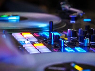 10 cosas que quizás no sabías sobre cómo nació y creció la música electrónica