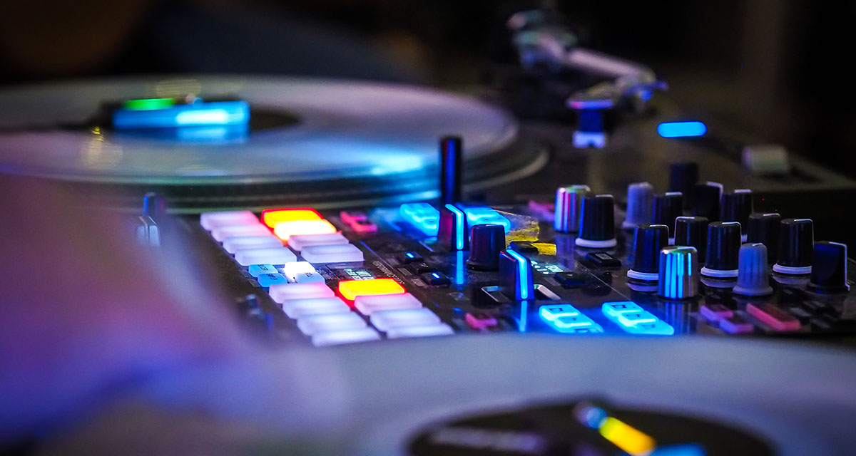 10 cosas que quizás no sabías sobre cómo nació y creció la música electrónica