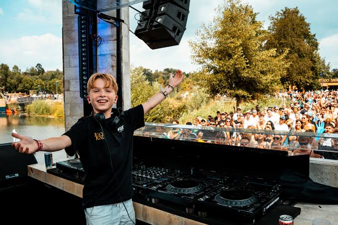 DJ Knox Kind hace historia en Tomorrowland: con solo 11 años conquista el festival más importante del mundo